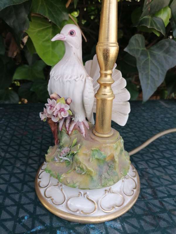 STUNNING PAIR OF CAPODIMONTE PORCELAIN DOVE TABLE LAMPS