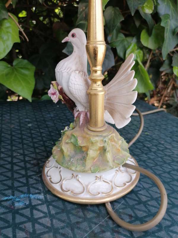 STUNNING PAIR OF CAPODIMONTE PORCELAIN DOVE TABLE LAMPS