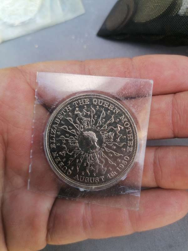 CROWN COIN FOR THE QUEEN MOTHER'S 80TH BIRTHDAY IN HOLDER