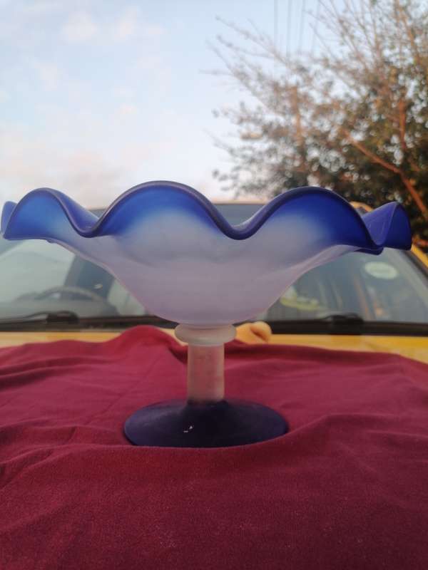 This beautiful bowl with a lovely wavy edge