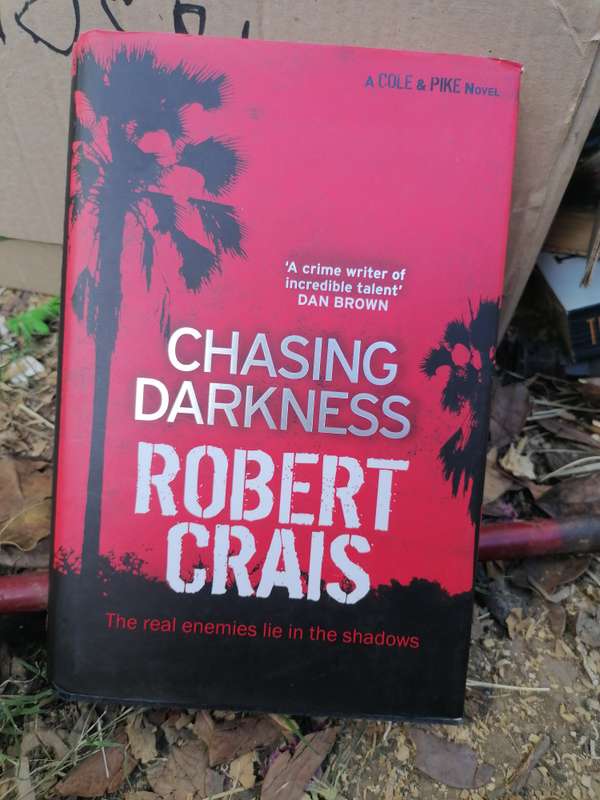 Chasing Darkness  Robert Crais