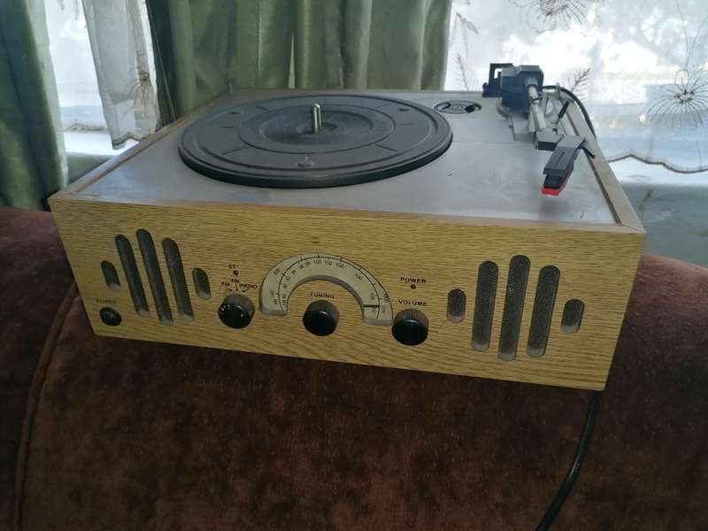 Vintage looking radio /gram. Radio is working but gram needs new belt