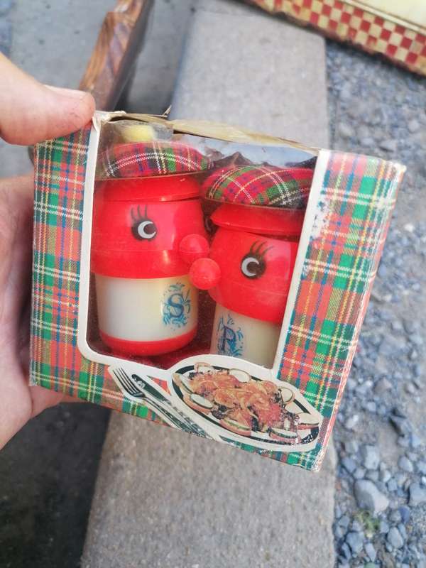 Anthromorphic Tomato Lucky Clover Toys Hat Plastic Salt And Pepper Shakers