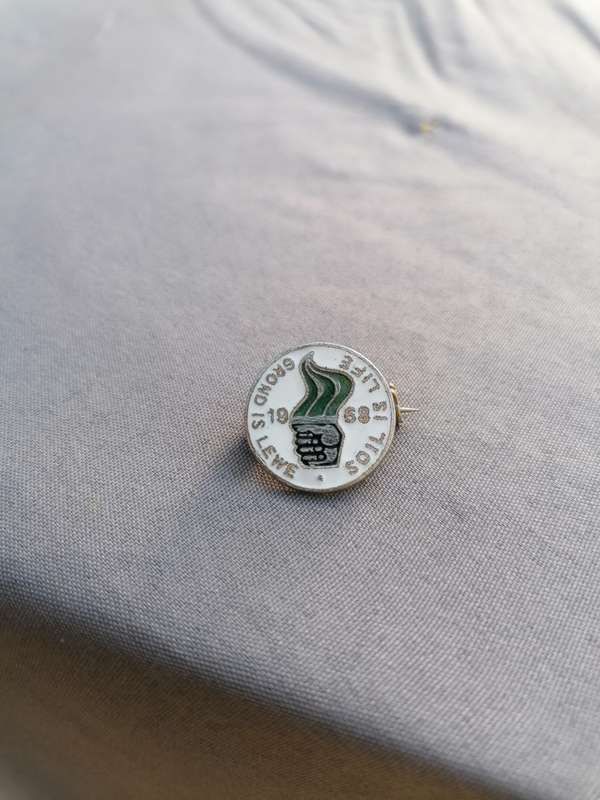 grond is lewe soil is life 1968 pin