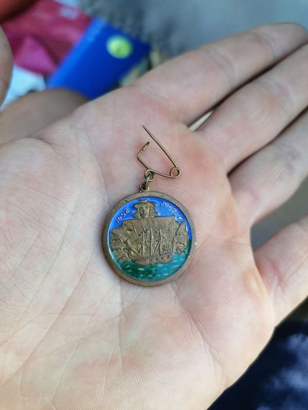 1652 1952 Enamel Jan van riebeeck pin