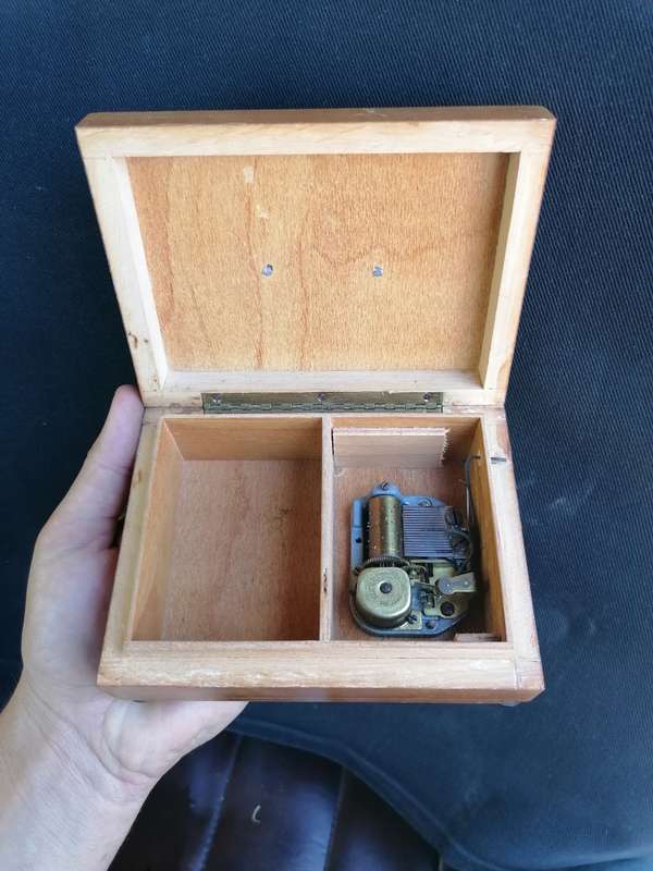 Musical jewelry box