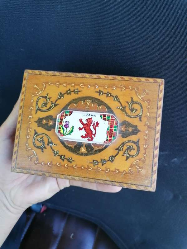 Musical jewelry box