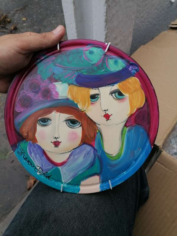 SUPERB HAND PAINTED AND SIGNED PAINTING ON A PLATE OF A "" FAT LADY "" BY SA ARTIST SHARON DOLD