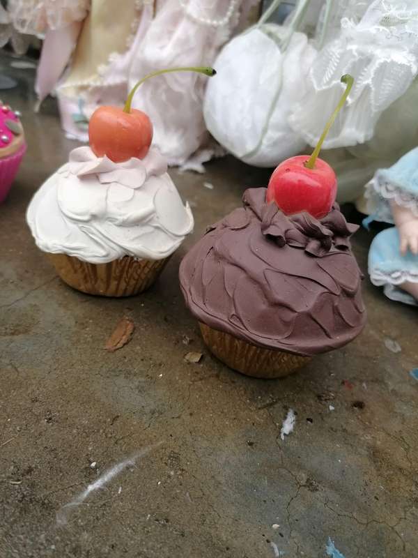 2 x Real looking cupcakes
