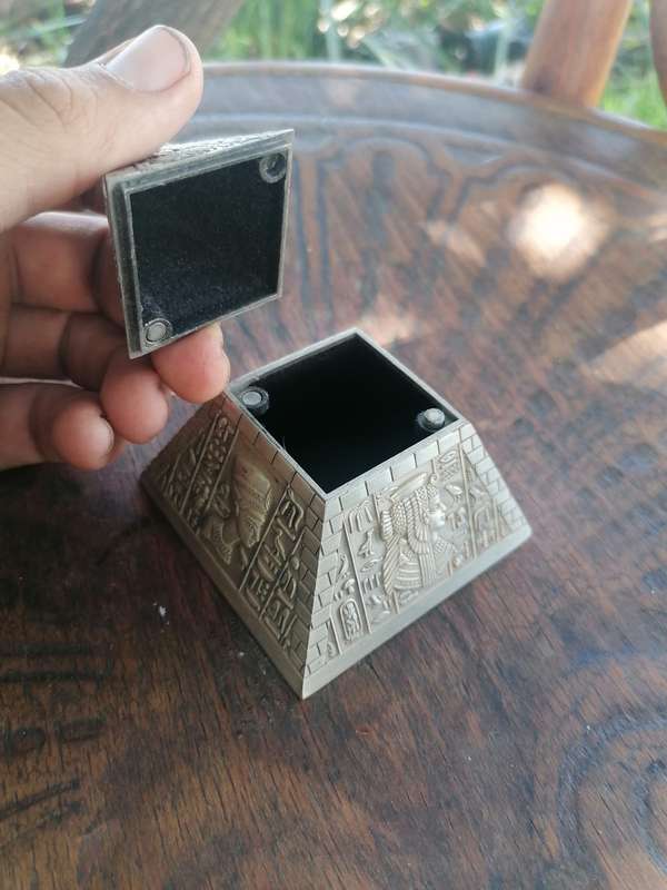 Pyramid trinket holder