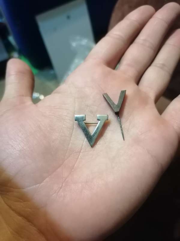 WW2 V for Victory lapel badges