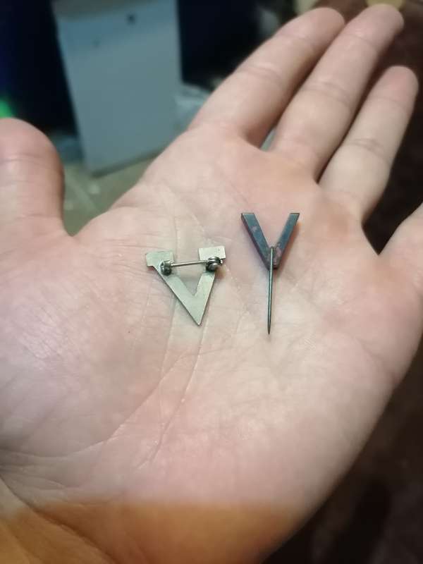 WW2 V for Victory lapel badges