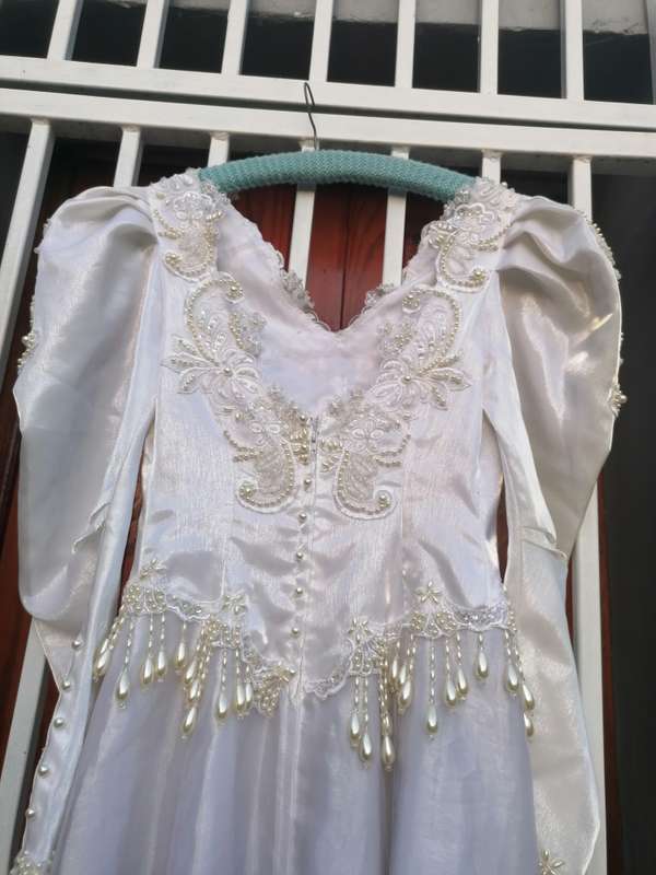 Vintage wedding dress might be 28.Size unknown
