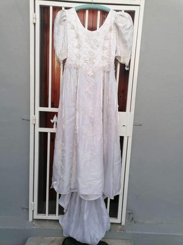 Vintage wedding dress might be 28.Size unknown