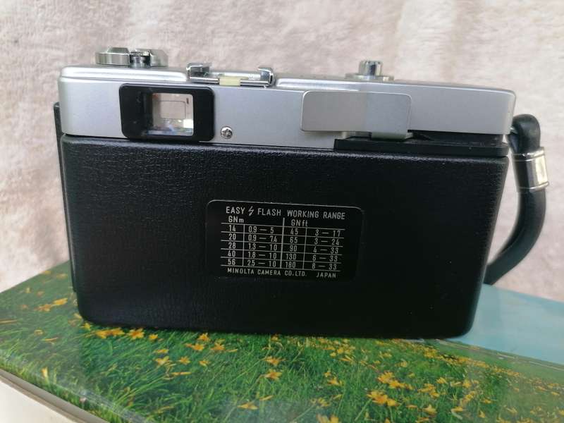 MINOLTA HI-MATIC 35MM COMPACT CAMERA WITH BOX
