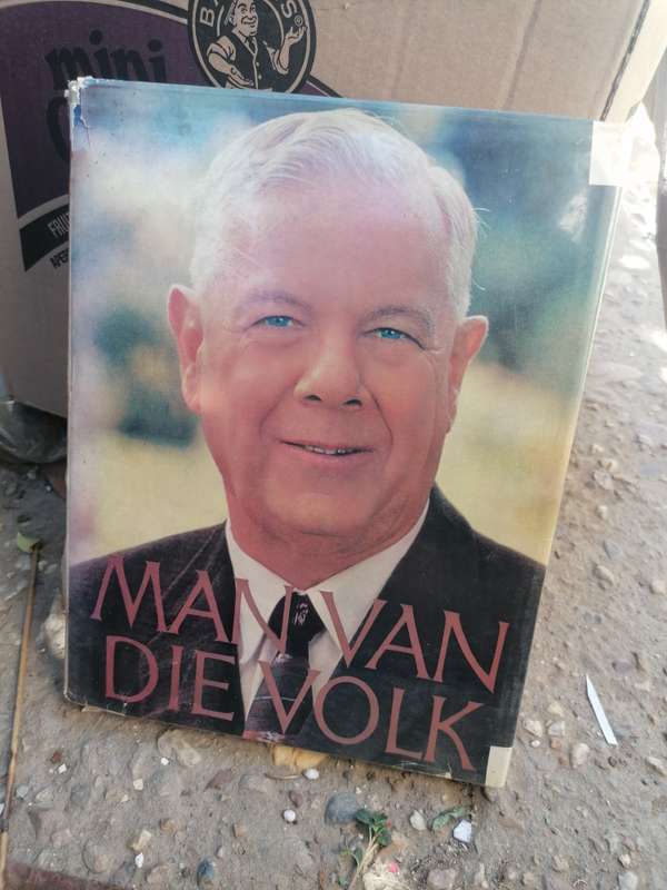Man van die Volk: Gedenkalbum H. F. Verwoerd  P. W. Grobbelaar