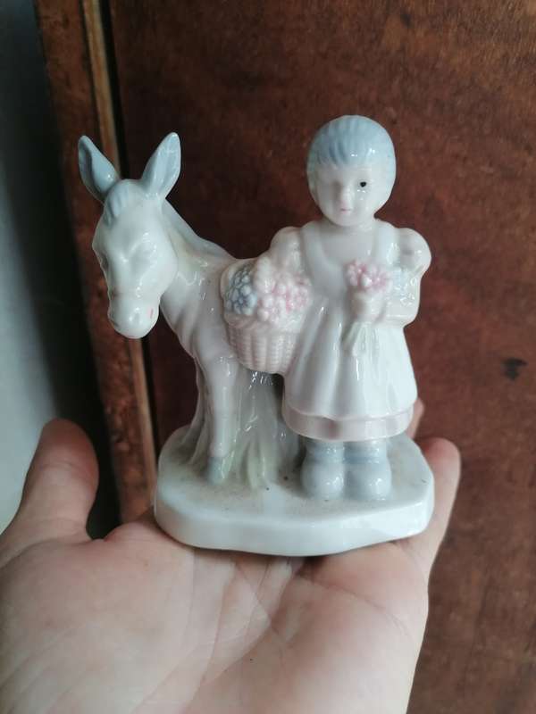 Heritage porcelain glower girl