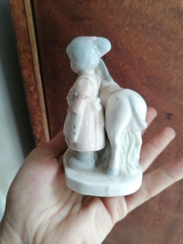 Heritage porcelain glower girl