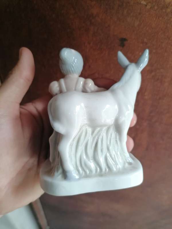 Heritage porcelain glower girl