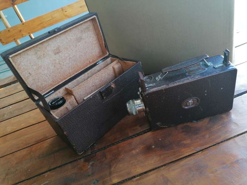 1929 VINTAGE CINE KODAK MODEL BB CAMERA, WITH ORIGINAL CARRY CASE AND ACCESSORIES