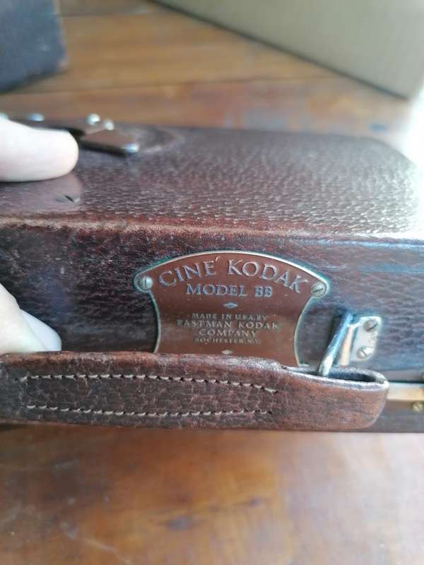 1929 VINTAGE CINE KODAK MODEL BB CAMERA, WITH ORIGINAL CARRY CASE AND ACCESSORIES
