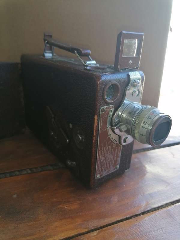 1929 VINTAGE CINE KODAK MODEL BB CAMERA, WITH ORIGINAL CARRY CASE AND ACCESSORIES