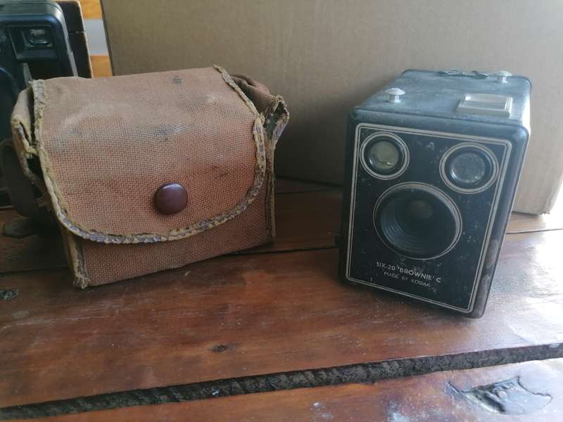 VINTAGE (c1950's) KODAK SIX-20 BROWNIE MODEL "C" BOX CAMERA
