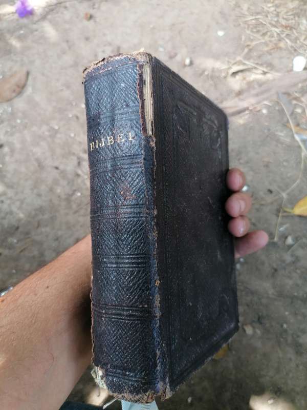 Antique 1904 Bijbel. Back cover lose