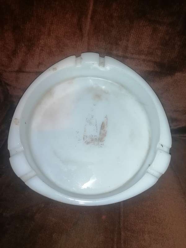Vintage milk glass ashtray 21cm x 21cm x 5cm
