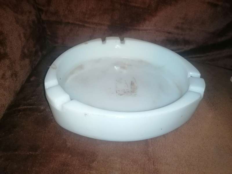 Vintage milk glass ashtray 21cm x 21cm x 5cm