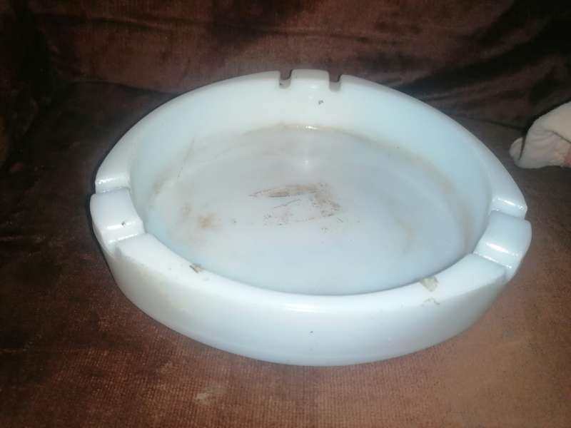 Vintage milk glass ashtray 21cm x 21cm x 5cm
