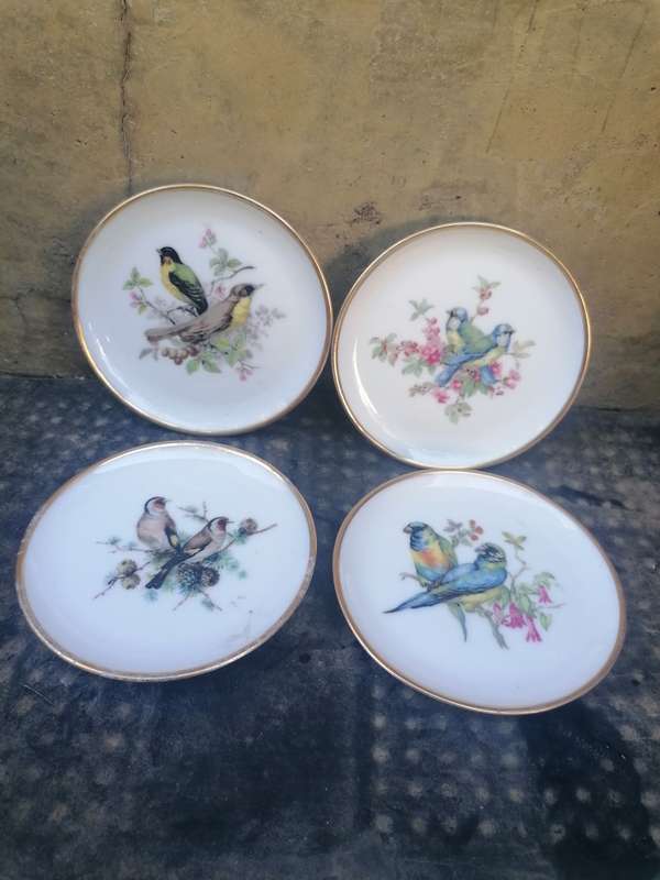 4 x Minature porcelain display plates with birds. Price is for the set