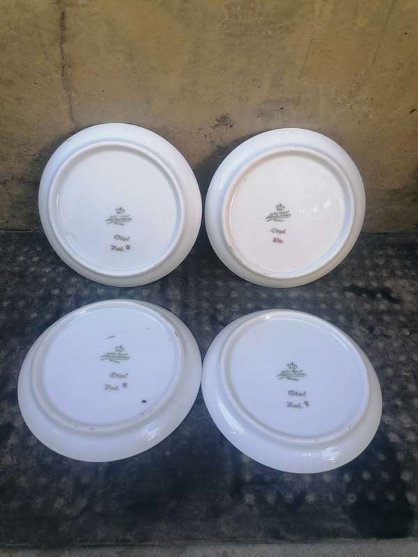 4 x Minature porcelain display plates with birds. Price is for the set
