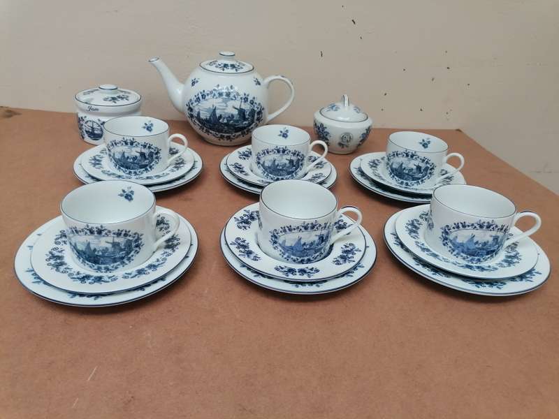 Delft blauw Holland tea set included jam holder Only one cup have a chip