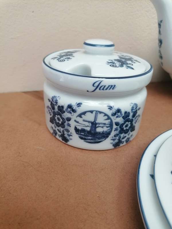 Delft blauw Holland tea set included jam holder Only one cup have a chip