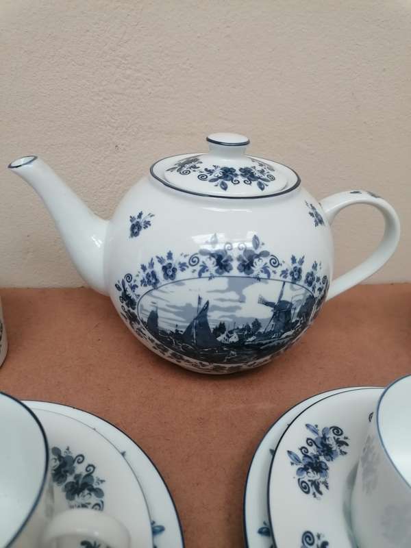 Delft blauw Holland tea set included jam holder Only one cup have a chip