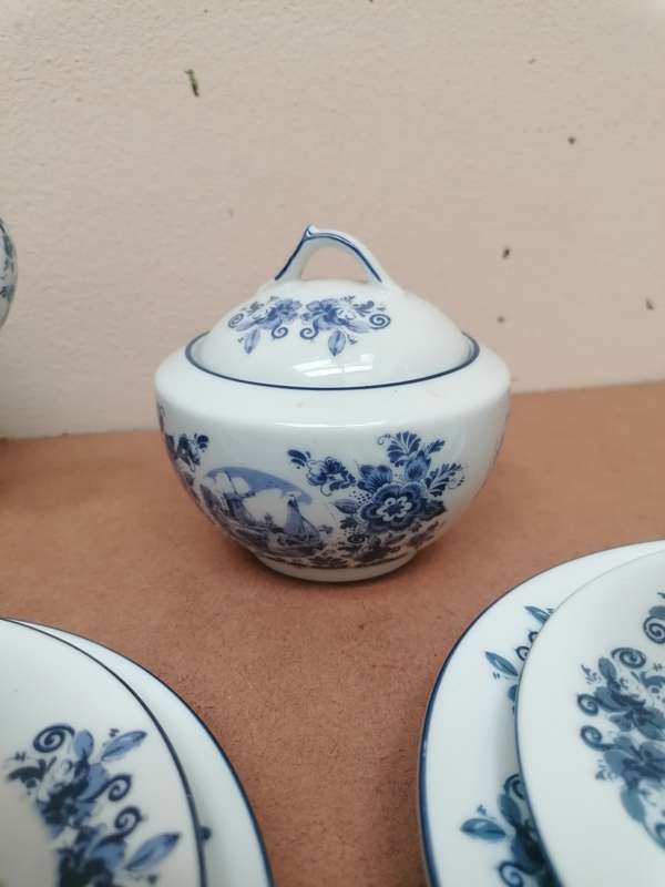 Delft blauw Holland tea set included jam holder Only one cup have a chip