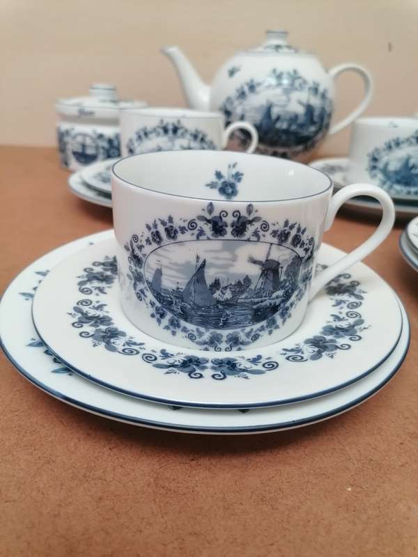 Delft blauw Holland tea set included jam holder Only one cup have a chip