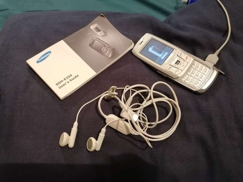 Working condition Samsung E250 cellphone with accessories