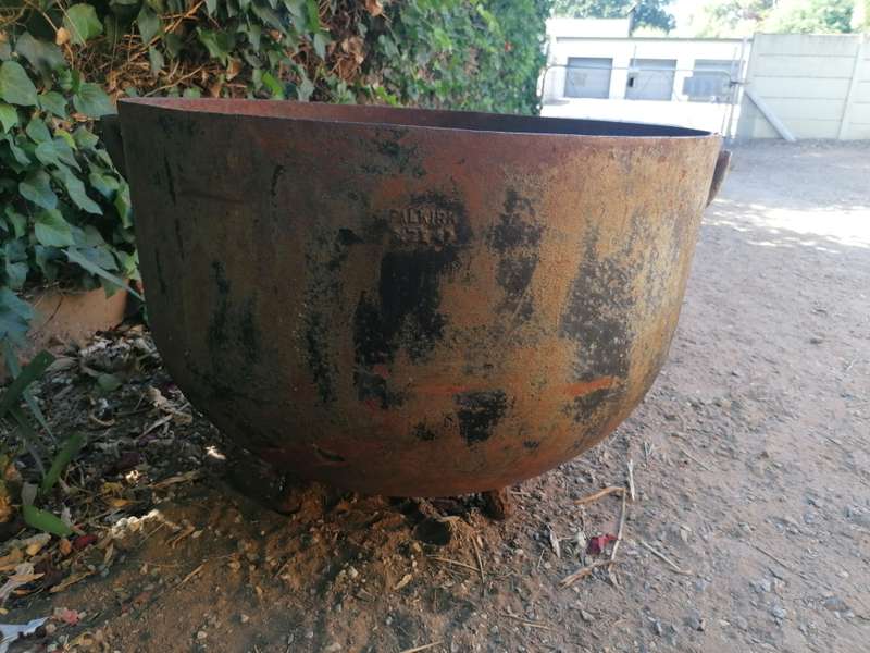 Huge antique falkirk soap pot 77cm x 70cm +-. Collection in Robertson western cape