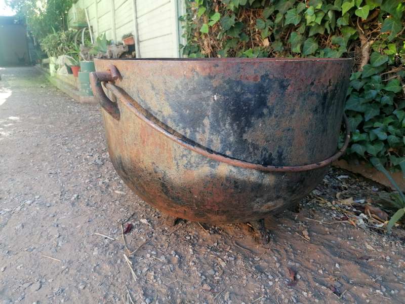 Huge antique falkirk soap pot 77cm x 70cm +-. Collection in Robertson western cape
