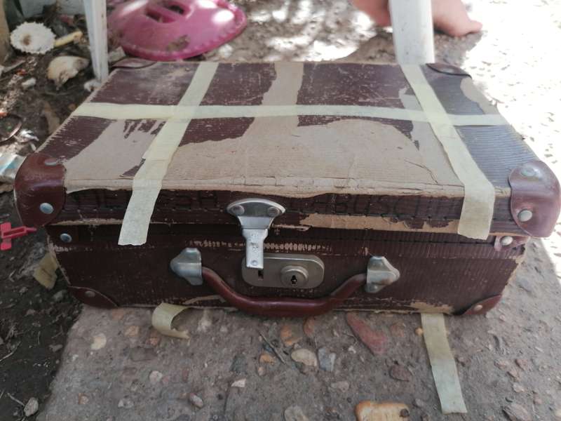 Small vintage case. Not best condition. Nice display piece
