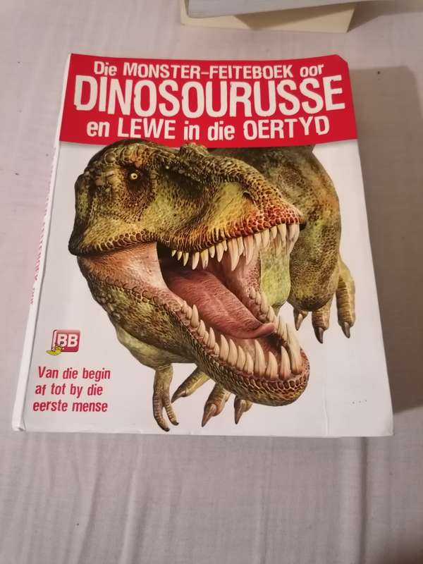 Monster-feiteboek oor dinosourusse en lewe in die oertyd