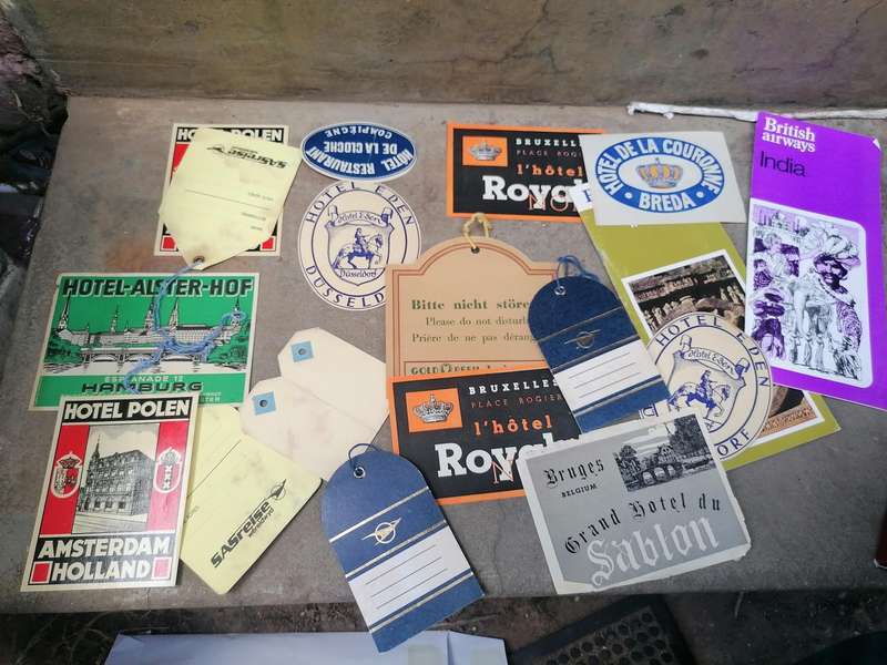 Joblot historical traveling tickets, traveling stickers from various European hotels and old luggag