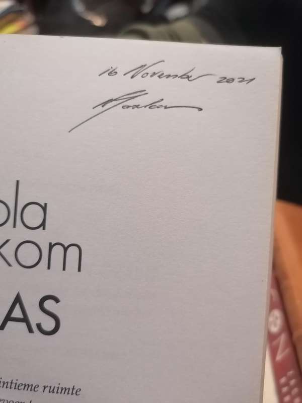 In glas deur Nicola Hanekom: n resensie Geteken