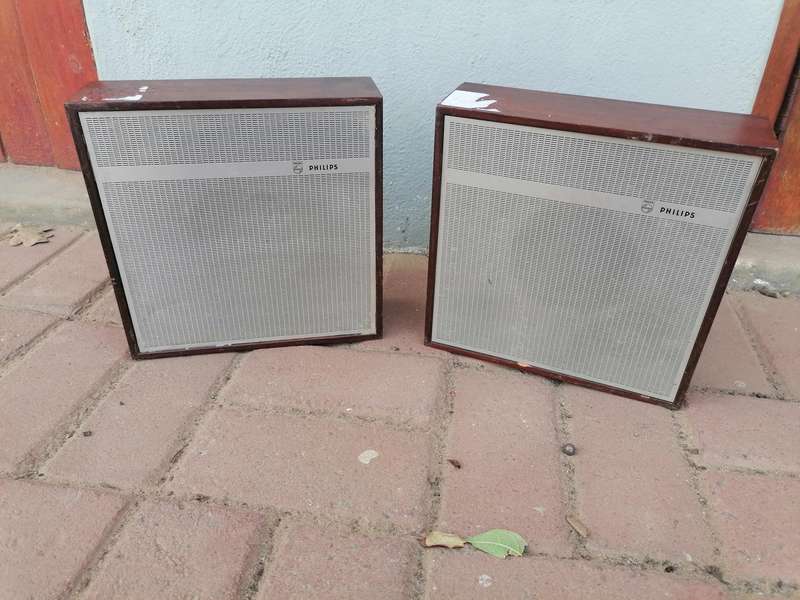 Working condition vintage music speekers