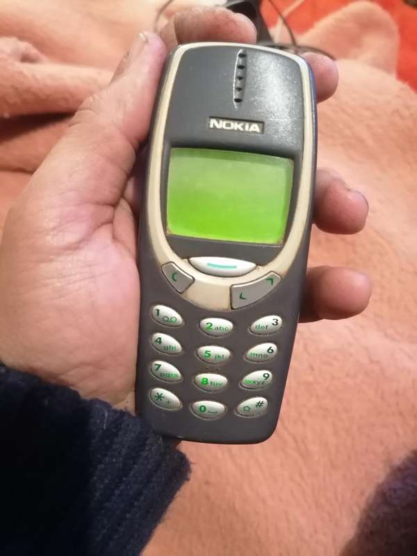 Nokia 3310 Nokia for spares. Yellow screen