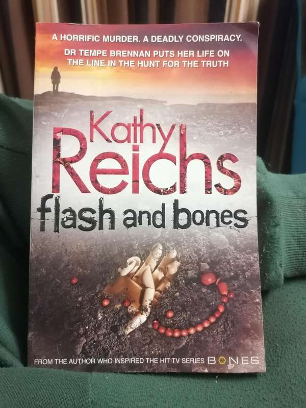 Flash and Bones" by Kathy Reichs