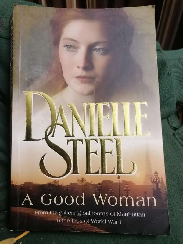 A Good Woman  Danielle Steel  LARGE Paperback