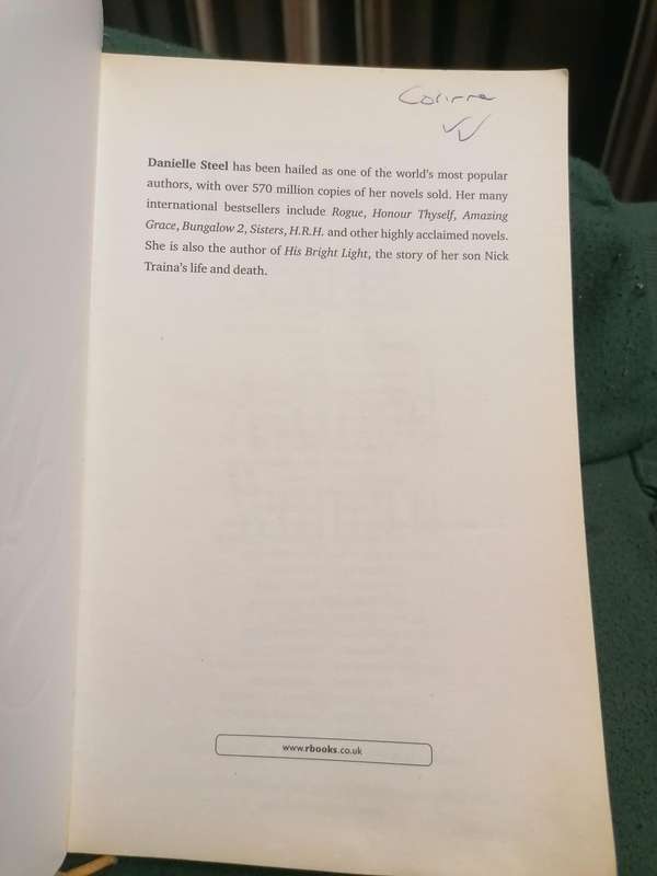A Good Woman  Danielle Steel  LARGE Paperback